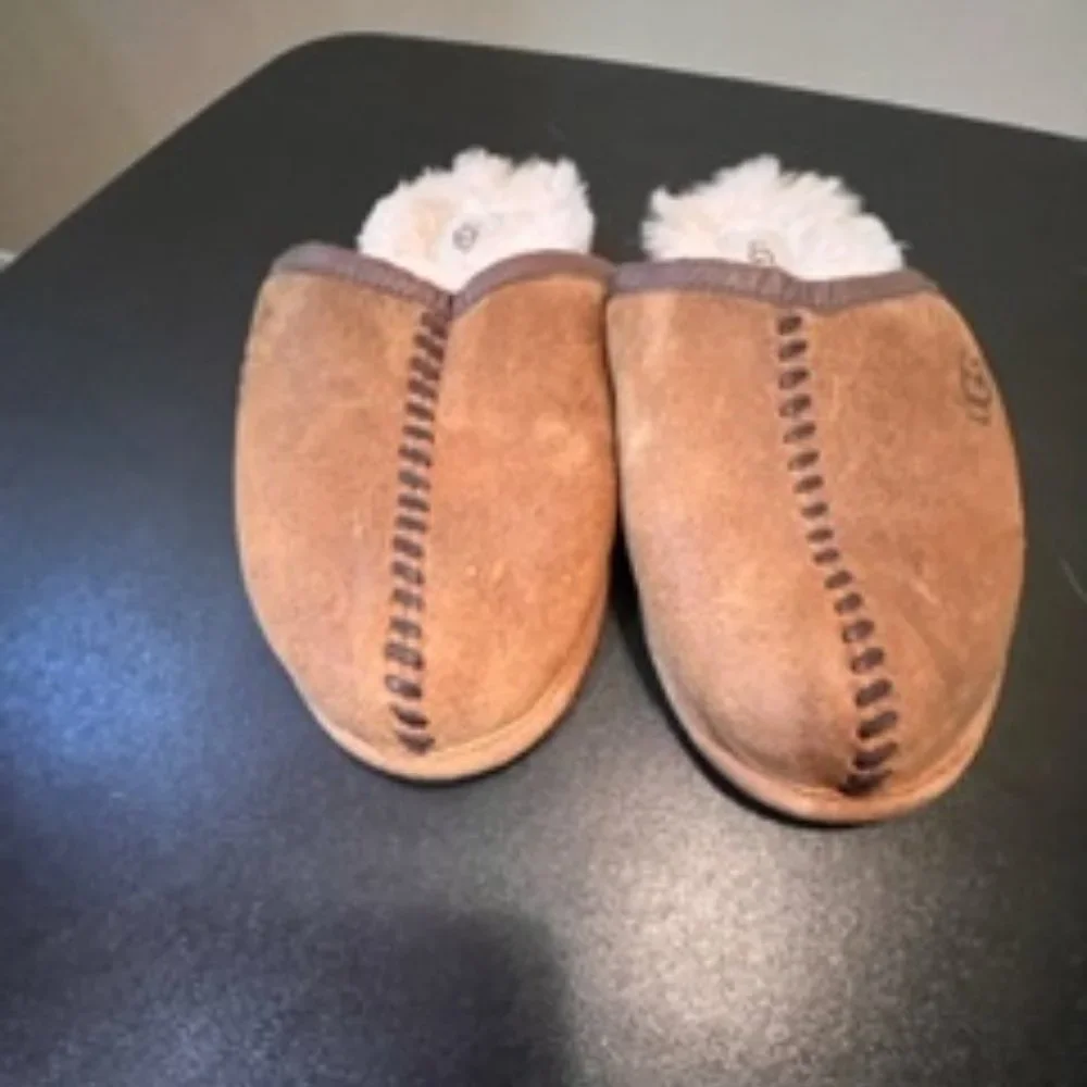 Ugg size 10 Mens closed toe scuff slippers in Chestnut suede